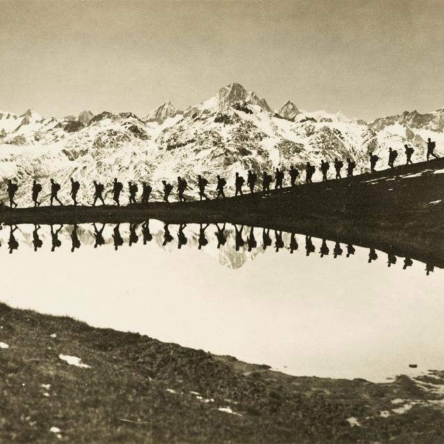 Carte postale photographique, vers 1914, pour l'expo "1914-18 – Images de la frontière". [facebook.com/Fotostiftung-Schweiz]