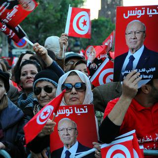 Des partisans du candidat anti-islamiste Béji Caïd Essebsi, qui a viré en tête au premier tour, lors du dernier meeting de la campagne, ce vendredi 19 décembre 2014 à Tunis. [AP Photo/Keystone - Hassene Dridi]