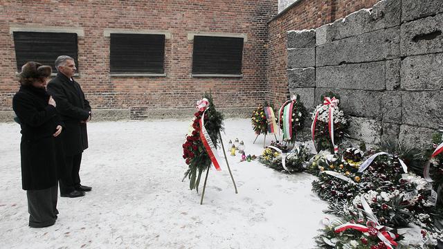 Didier Burkhalter et sa femme Friedrun devant le mémorial à Auschwitz.