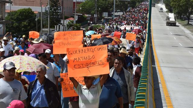 Des milliers de manifestants ont bloqué jeudi l'autoroute menant à Acapulco dans l'Etat de Guerrero, dans le sud du Mexique. [Yuri CORTEZ]