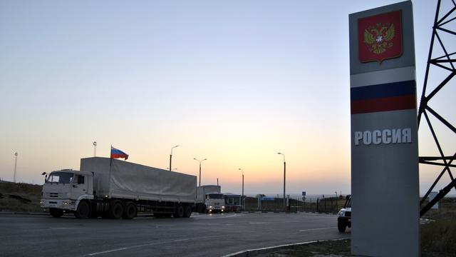 les premiers camions du nouveau convoi russe à la frontière avec l'Ukraine, tôt ce samedi matin 13 septembre 2014. [AFP PHOTO / IRINA MASSALSKAYA]