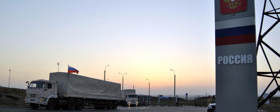 les premiers camions du nouveau convoi russe à la frontière avec l'Ukraine, tôt ce samedi matin 13 septembre 2014. [AFP PHOTO / IRINA MASSALSKAYA]