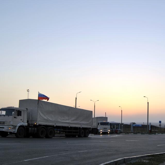 les premiers camions du nouveau convoi russe à la frontière avec l'Ukraine, tôt ce samedi matin 13 septembre 2014. [AFP PHOTO / IRINA MASSALSKAYA]