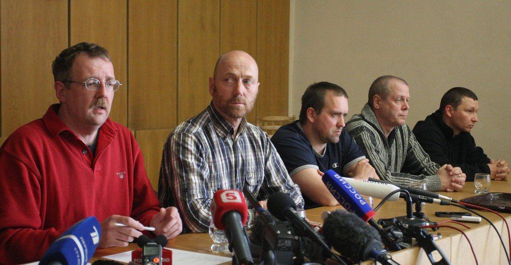 Certains de douze observateurs de l'OSCE retenus à Slaviansk lors d'une conférence de presse le 27 avril dernier. [KEYSTONE - Igor Kovalenko]