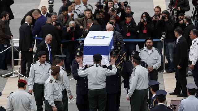 Des membres de la Knesset portent le cercueil d'Ariel Sharon devant le bâtiment du Parlement israélien. [Darren Whiteside]