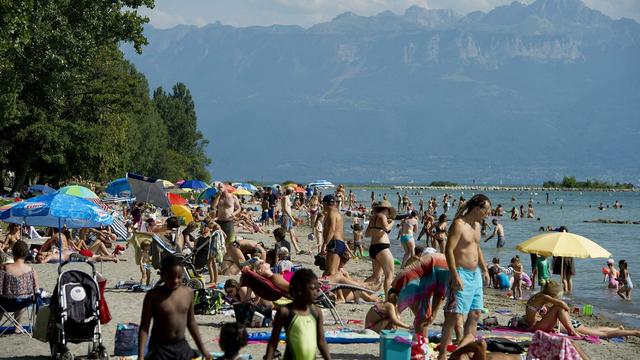 Avec le beau temps, les plages du Lac Léman sont prises d'assaut. [Jean-Christophe Bott]