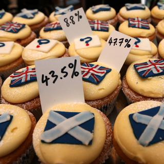 Des pâtissiers d'Edimbourg ont tenté de prédire le scrutin en comptant le nombre de gâteaux de chaque camp vendus. [AP Photo/Scott Heppell]