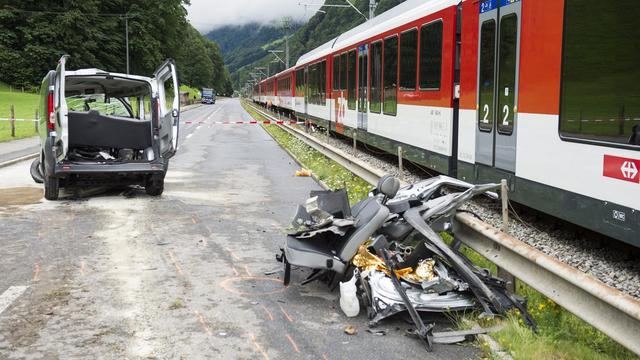 L'accident entre un minibus de marque Opel et un train s'est produit à un passage à niveau. [SIGI TISCHLER]