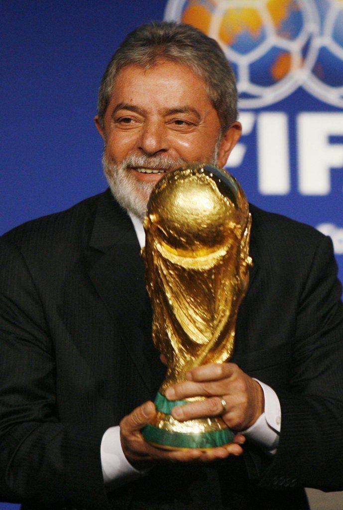 Alors président du Brésil, Lula avait obtenu l'organisation du Mondial 2014. [KEYSTONE - STEFFEN SCHMIDT]