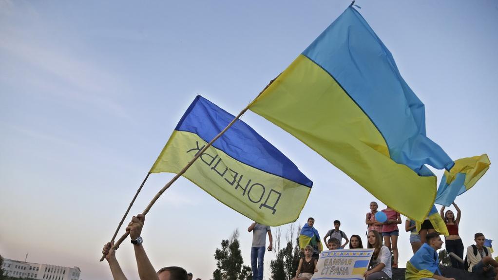 Des habitants de la ville de Marioupol se sont rassemblés jeudi pour manifester contre la guerre. [Sergei Grits]