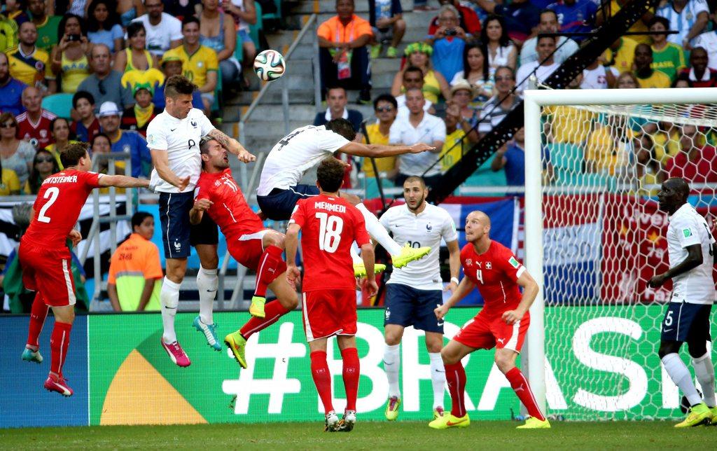 Giroud s'est élevé plus haut que tous et a inscrit le 1er but du match à la 17e. [KEYSTONE - Ali Haider]