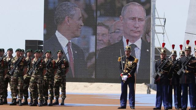 Barack Obama et Vladimir Poutine lors des commémoration du 70e anniversaire du débarquement. [AP Photo/Christophe Ena]