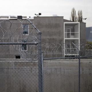 Vue des bâtiments de la nouvelle prison Curabilis lors d'une visite de presse avant l'inauguration, le 4 avril 2014 à Puplinge, près de Genève. [Salvatore Di Nolfi]