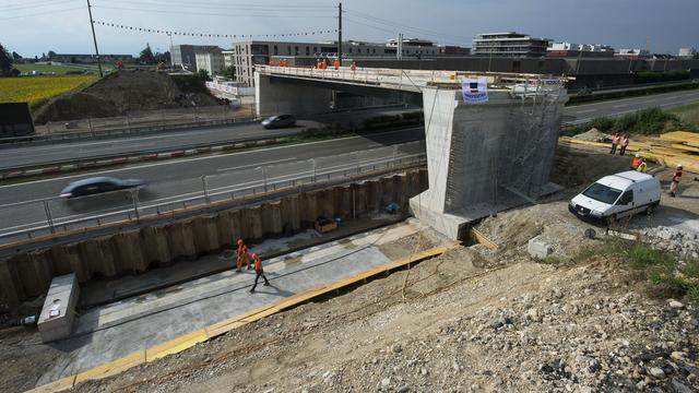 Le nouveau pont a été glissé de son site de construction à son emplacement définitif lundi.