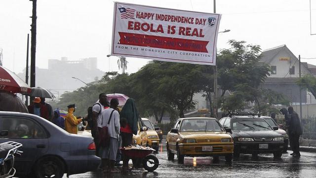 Le Liberia a renforcé le dispositif de surveillance sanitaire pour tenter d'enrayer la propagation de l'épidémie de fièvre Ebola. [EPA/Ahmed Jallanzo]