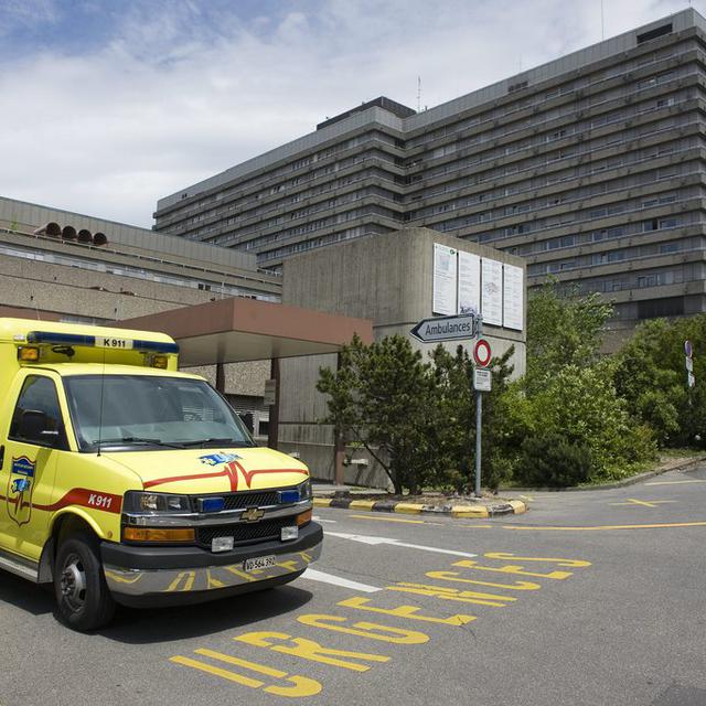Une ambulance sort de des Urgences du bâtiment principal du Centre Hospitalier Universitaire Vaudois, CHUV. [Laurent Gillieron]