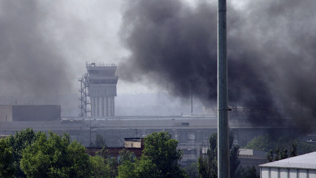 La bataille pour le contrôle de l'aéroport de Donetsk a commencé ce lundi après-midi. [AP/Keystone - Ivan Sekretarev]
