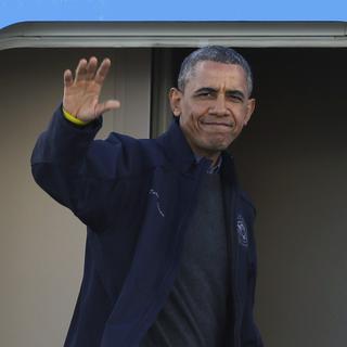 Barack Obama sur le seuil d'Air Force One, au départ pour Tokyo. [AP Photo - Ted S. Warren]