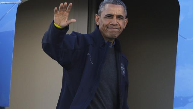 Barack Obama sur le seuil d'Air Force One, au départ pour Tokyo. [AP Photo - Ted S. Warren]