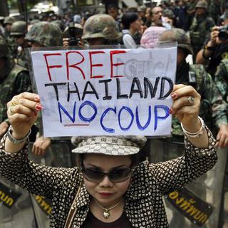 Plus de 1000 personnes ont protesté ce dimanche 25 mai à Bangkok contre le coup d'Etat de la junte militaire. [Pongmanat Tasiri - EPA]