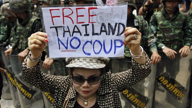 Plus de 1000 personnes ont protesté ce dimanche 25 mai à Bangkok contre le coup d'Etat de la junte militaire. [Pongmanat Tasiri - EPA]