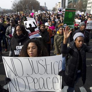 Des milliers de manifestants ont défilé dans les rues de Washington pour exiger le respect des droits civiques après plusieurs bavures policières. [AP/Keystone - Jose Luis Magana]