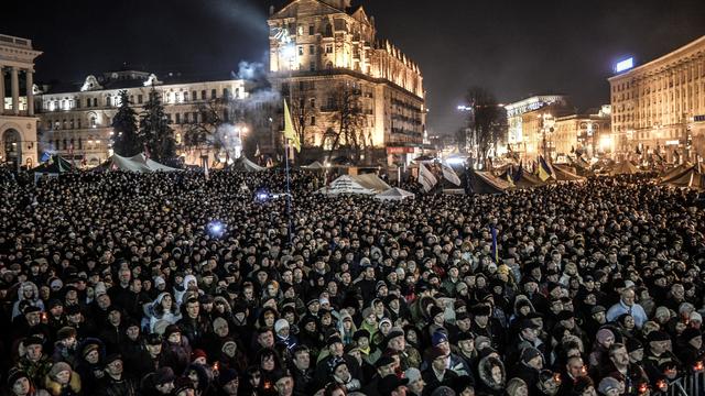 Des milliers d'Ukrainiens attendent la nomination de leur prochain Premier ministre, dont le nom a été solennellement annoncé sur le Maïdan [Bulent Kilic]