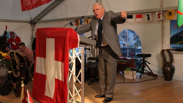 Christoph Blocher a choisi Vorderthal (SZ) – bastion des Neinsager – pour lancer son nouveau combat contre l’adhésion à l’UE. [RTS - Alain Arnaud]