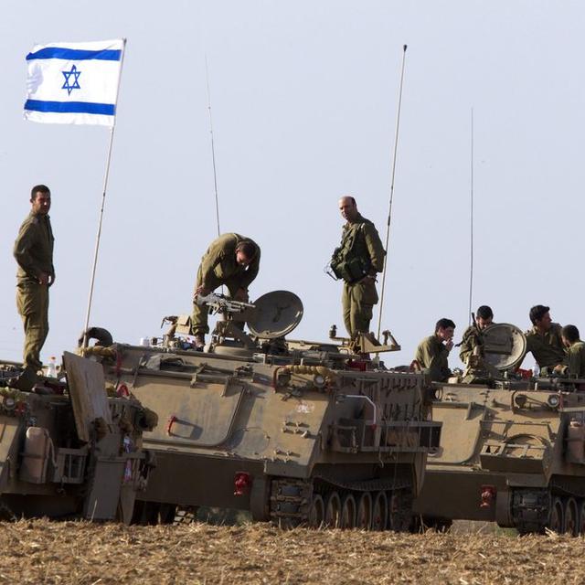 Des soldats israéliens en attente à la frontière avec la bande de Gaza. [EPA/JIM HOLLANDER]