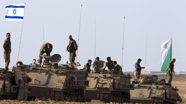 Des soldats israéliens en attente à la frontière avec la bande de Gaza. [EPA/JIM HOLLANDER]