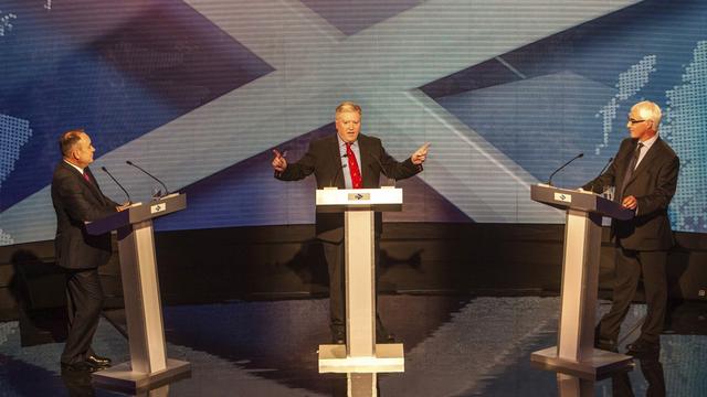 Alex Salmond, (gauche), et Alistair Darling (droite) au cours du débat télévisé arbitré par le journaliste Bernard Ponsonby. [AP Photo/PA, Devlin Photo Ltd]