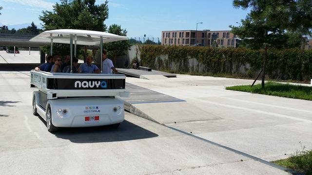 Pendant le mois de juillet 2014, 3 navettes autonomes circulent gratuitement en semaine sur le campus de l’EPFL. [epfl.ch]