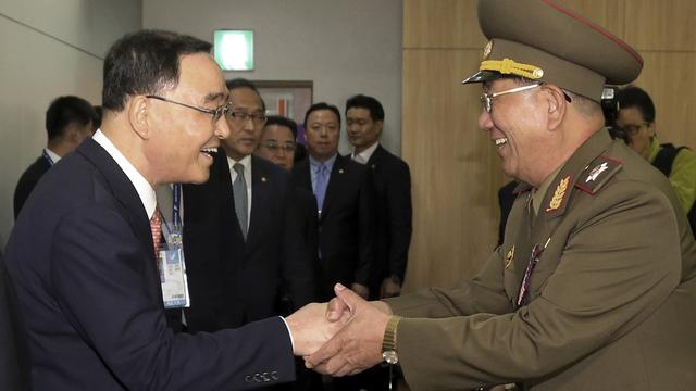 Poignée de main historique entre le vice-ministre de la Défense nord-coréen (droite) et le Premier ministre sud-coréen Chung Hong-won (gauche). [AP Photo - Bae Jae-man]