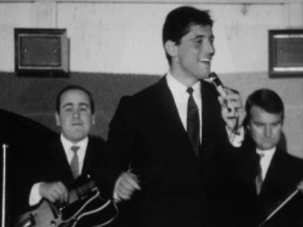 Sacha Distel chante en Suisse en 1964. [RTS]