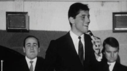 Sacha Distel chante en Suisse en 1964. [RTS]