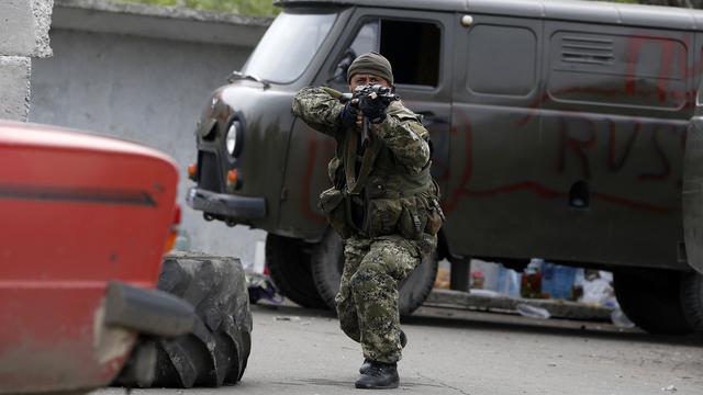 Un rebelle pro-russe à un point de passage sur la base de Kramatorsk vendredi. [Marko Djurica]