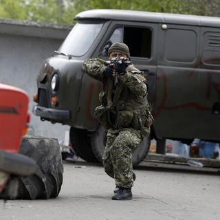Un rebelle pro-russe à un point de passage sur la base de Kramatorsk vendredi. [Marko Djurica]