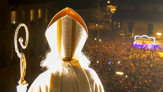 Saint-Nicolas a prononcé son discours devant plus de 20'000 personnes. [Keystone - Jean-Christophe Bott]