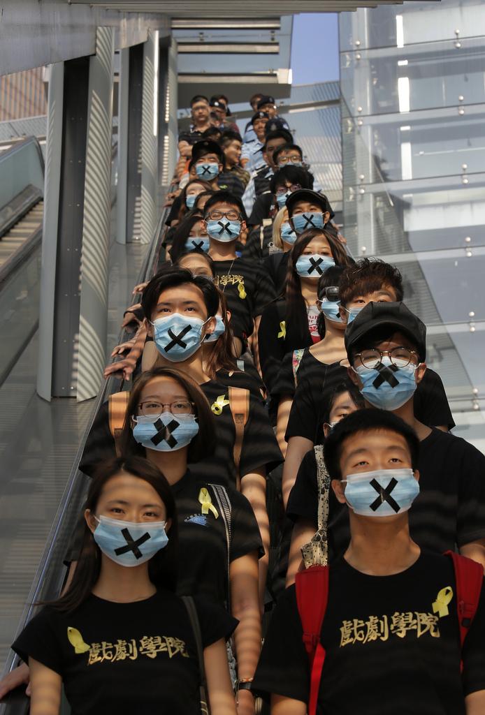 Les étudiants dénoncent les restrictions à la démocratie imposées par Pékin. [AP Photo - Vincent Yu]