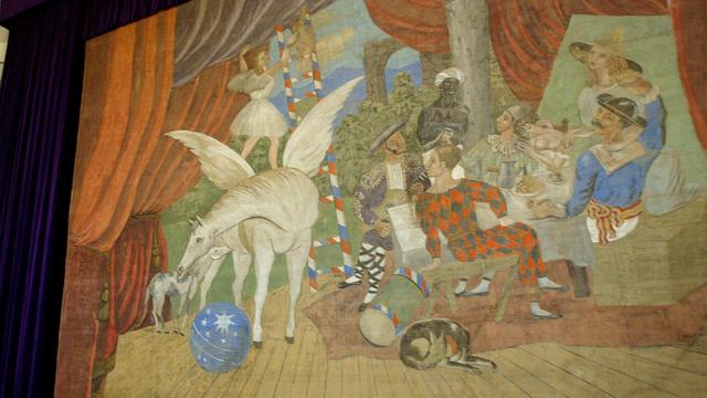 Le rideau de scène du ballet "Parade"  peint par Pablo Picasso. [Samantha Sin]