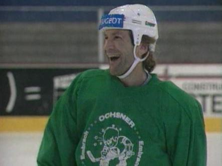 Le hockeyeur Glen Anderson sur la glace du HC La Chaux-de-Fonds en 1996. [RTS]