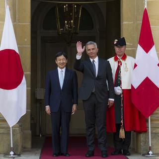 Naruhito, le prince héritier du Japon, pose le 19 juin 2014 aux côtés de Didier Burkhalter,président de la Confédération. [Gian Ehrenzeller]