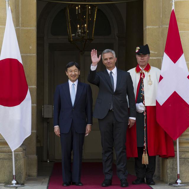 Naruhito, le prince héritier du Japon, pose le 19 juin 2014 aux côtés de Didier Burkhalter,président de la Confédération. [Gian Ehrenzeller]