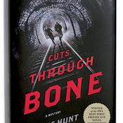 Couverture du livre "Cuts Through Bone" de Alaric Hunt. [Minotaur Books]