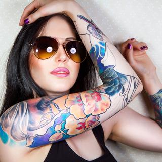 L'engouement pour les tatouages touche désormais aussi les femmes. [ninared]