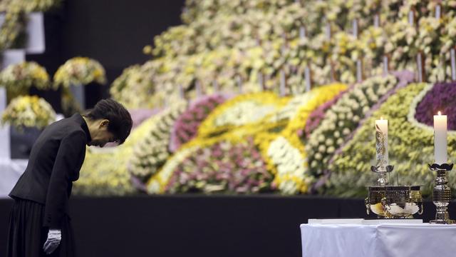 La président sud-coréenne Park Geun-hye se recueille devant un mémorial dédié aux victimes du naufrage. [AP Photo/Yonhap]