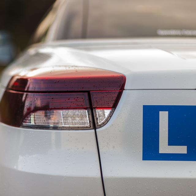 Un tiers des élèves conducteurs suisses échoue au premier essai d'obtention du permis de conduire. [Keystone - Gaëtan Bally]