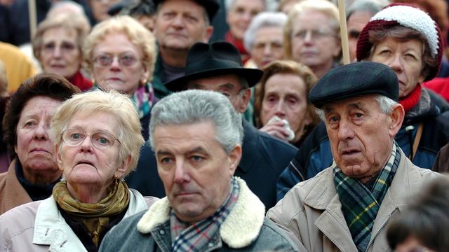 En 2030, un quart de la population aura plus de 65 ans, une situation qui pousse les villes suisses à agir, notamment en matière de politique du logement. [Martial Trezzini]