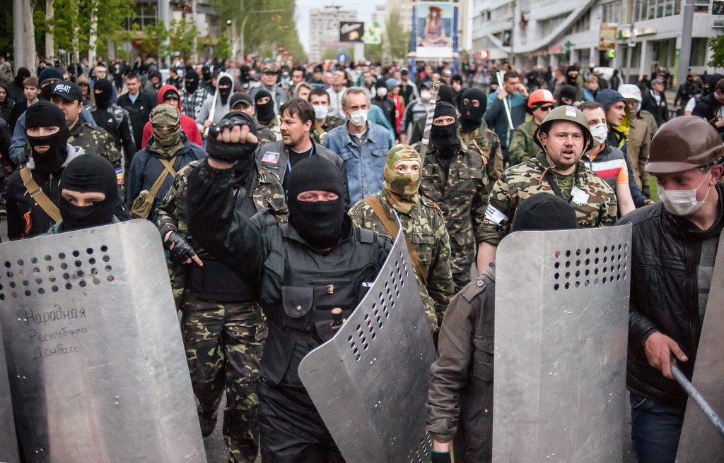 Des activistes pro-russes ont affronté des militants pro-Kiev lundi à Donetsk. [KEYSTONE - Roman Pilipey]