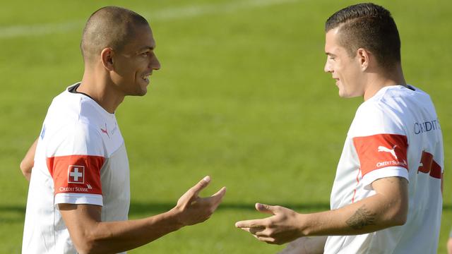 Sur le terrain, Xhaka (à dr.) trouverait sa place juste devant Inler (à g.). [Walter Bieri]